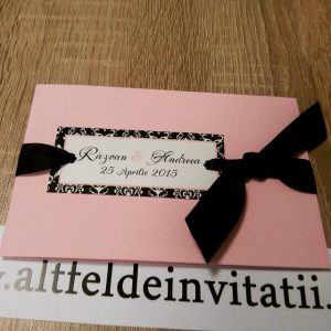 Invitatie de nunta personalizata Tango roz  este foarte eleganta si dulce, legata cu o fundiat neagra de saten tip nod - alltfeldeinvitatii.ro